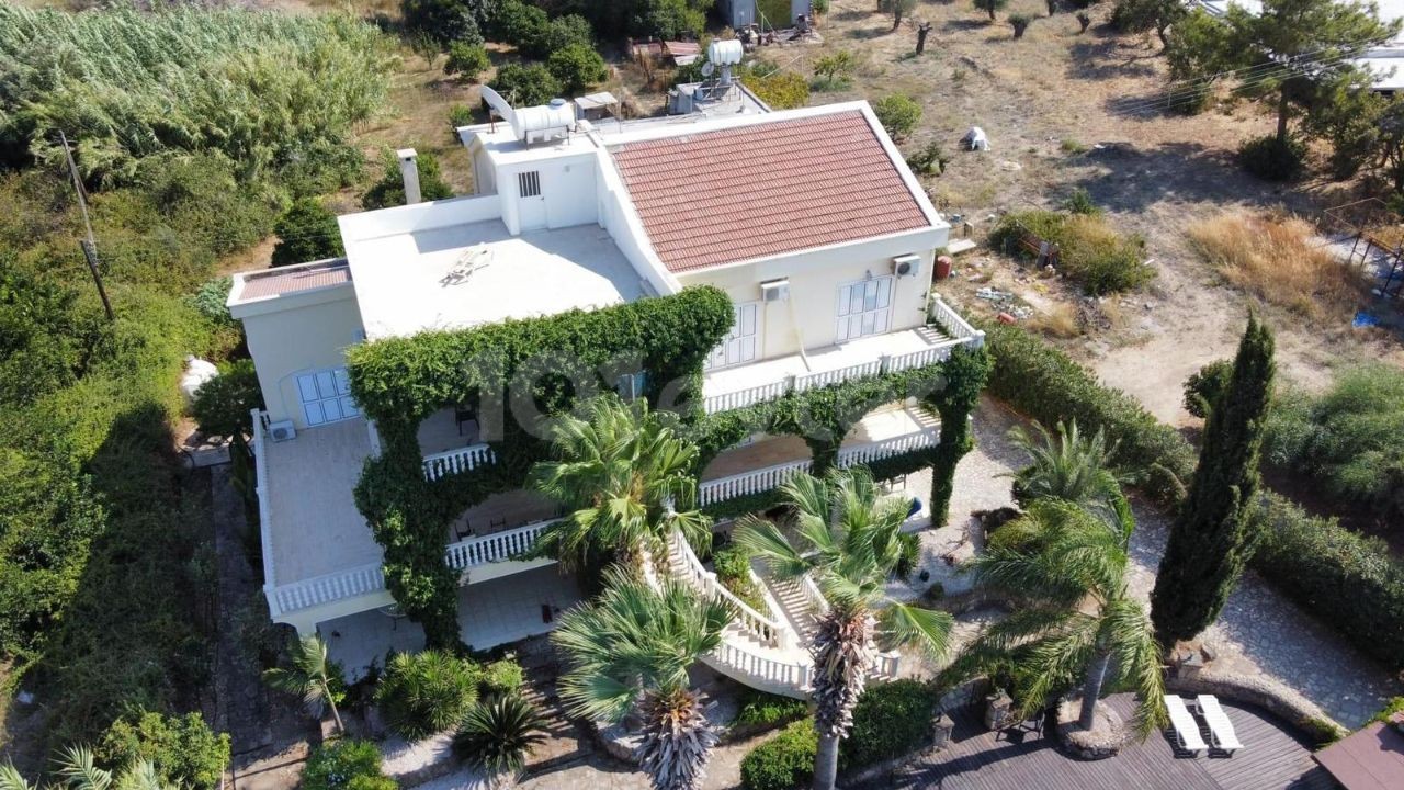 PRIVATE VILLA ZUM VERKAUF IN ALSANCAK IN EINER GROßARTIGEN LAGE! ** 