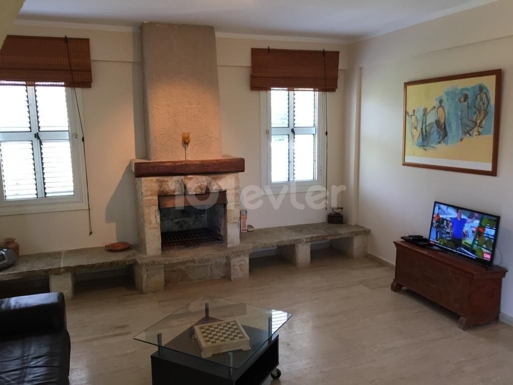 PRIVATE VILLA ZUM VERKAUF IN ALSANCAK IN EINER GROßARTIGEN LAGE! ** 