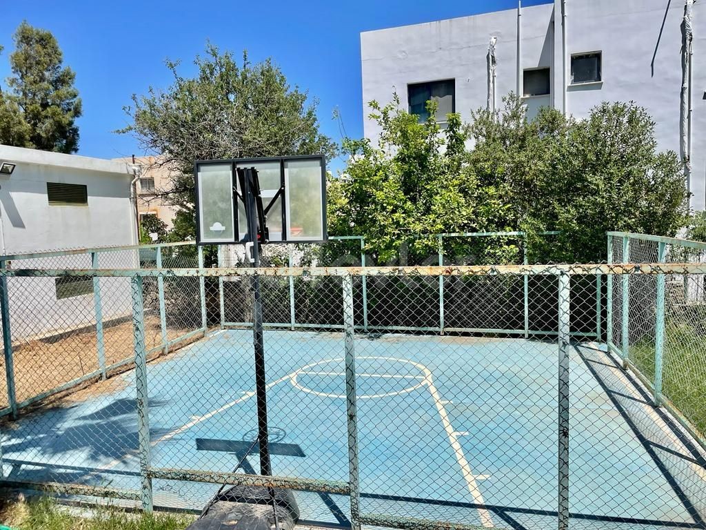 3+1 WOHNUNG ZUM VERKAUF IM GARTEN STOCK IM ZENTRUM VON KYRENIA MIT POOL ** 