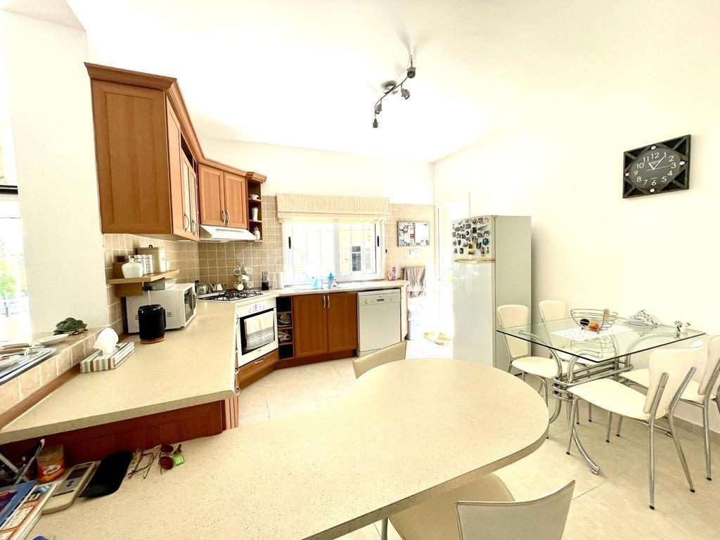 3 + 1 APARTMENT FOR SALE ON THE GARDEN FLOOR IN A COMPLEX WITH A POOL IN THE CENTER OF KYRENIA ** 