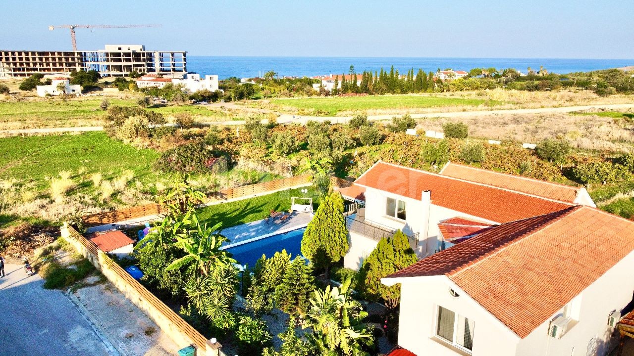 Girne çatalköy Satılık 4+2 Deniz Kenarı Lüks villa!