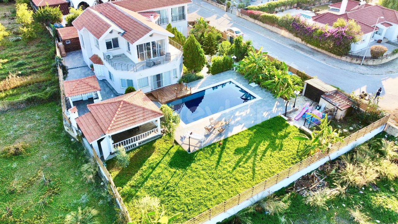 Girne çatalköy Satılık 4+2 Deniz Kenarı Lüks villa!