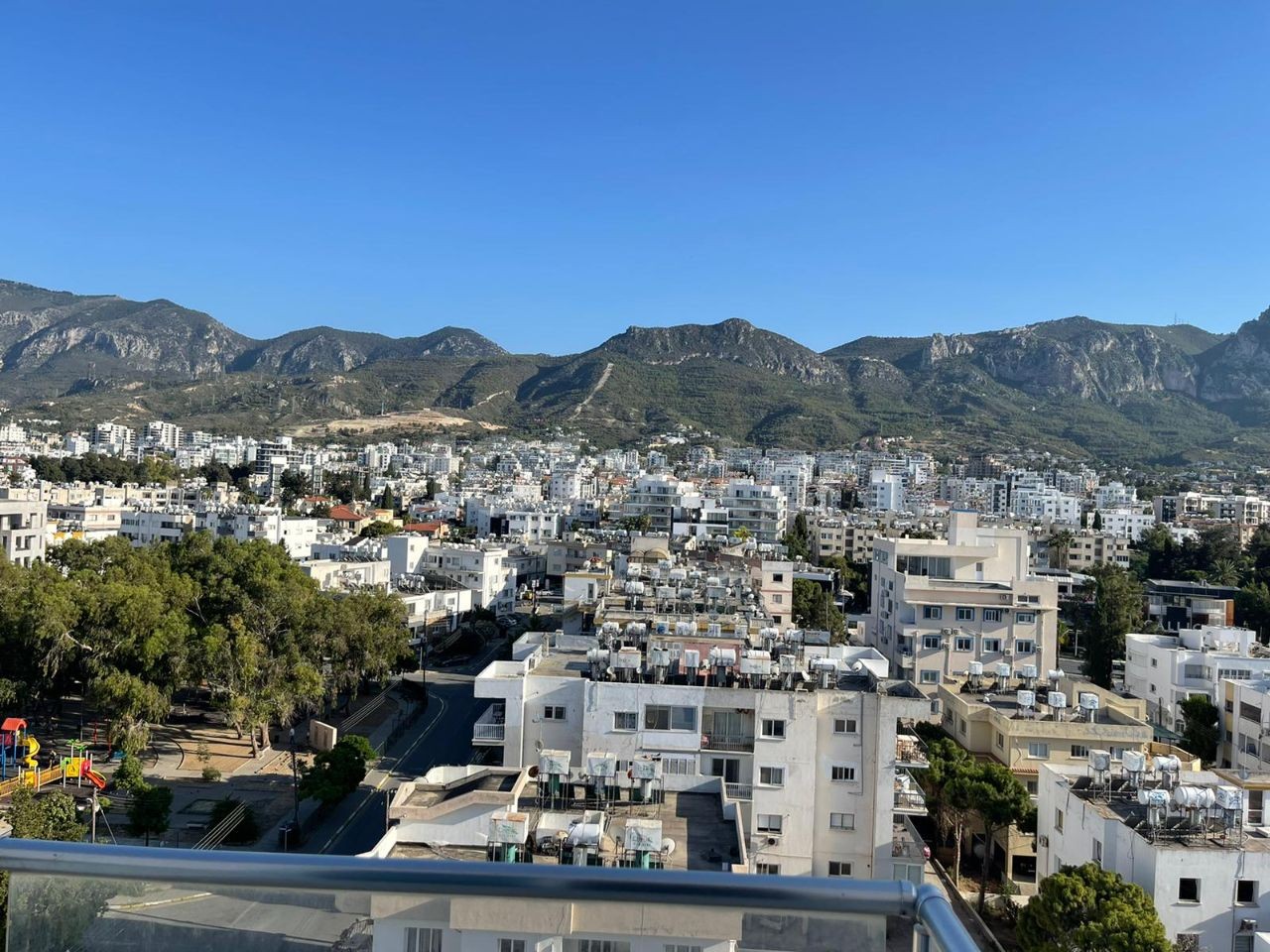 Das Zentrum von Kyrenia ist 9.3+1 neue Wohnung zum Verkauf mit herrlicher Aussicht auf der Etage ** 