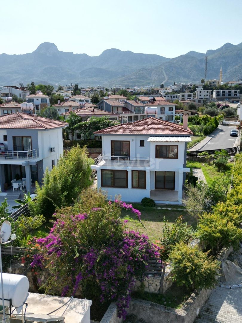 VILLA MIT BERG- UND MEERBLICK IN ÇATALKÖY ZU VERKAUFEN!