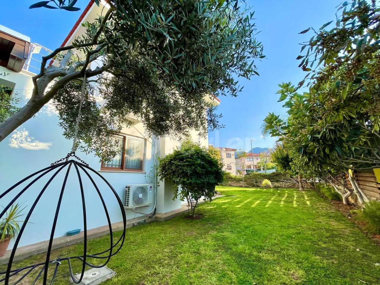 Speziell entworfene Villa zum Verkauf in Gehweite zum Meer in Catalkoy, Kyrenia!