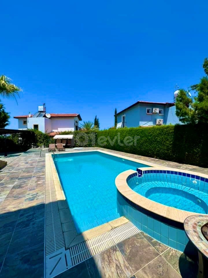 Girne Çatalköy’de satılık havuzlu villa!