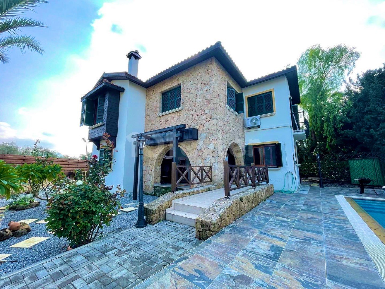 Girne Çatalköy’de satılık havuzlu villa!