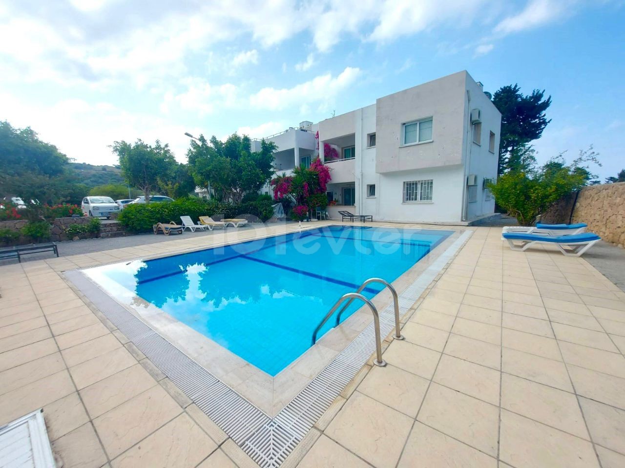 2+1 Luxury Apartment for Sale in Edremit with Roof Terrace and Great Views in a Well-Kept Complex with Pool. . 