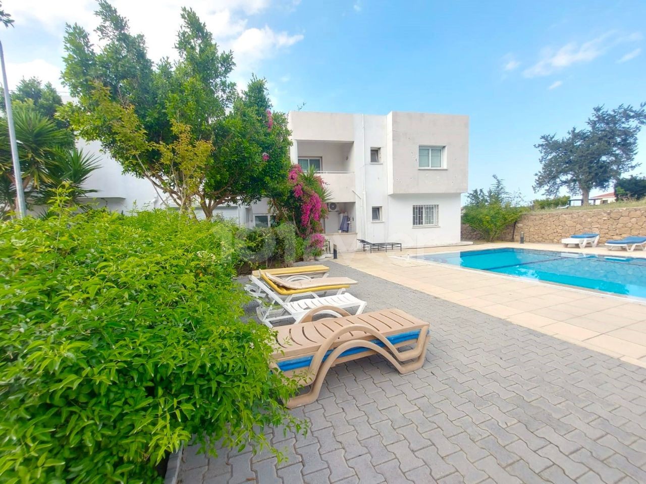 2+1 Luxury Apartment for Sale in Edremit with Roof Terrace and Great Views in a Well-Kept Complex with Pool. . 