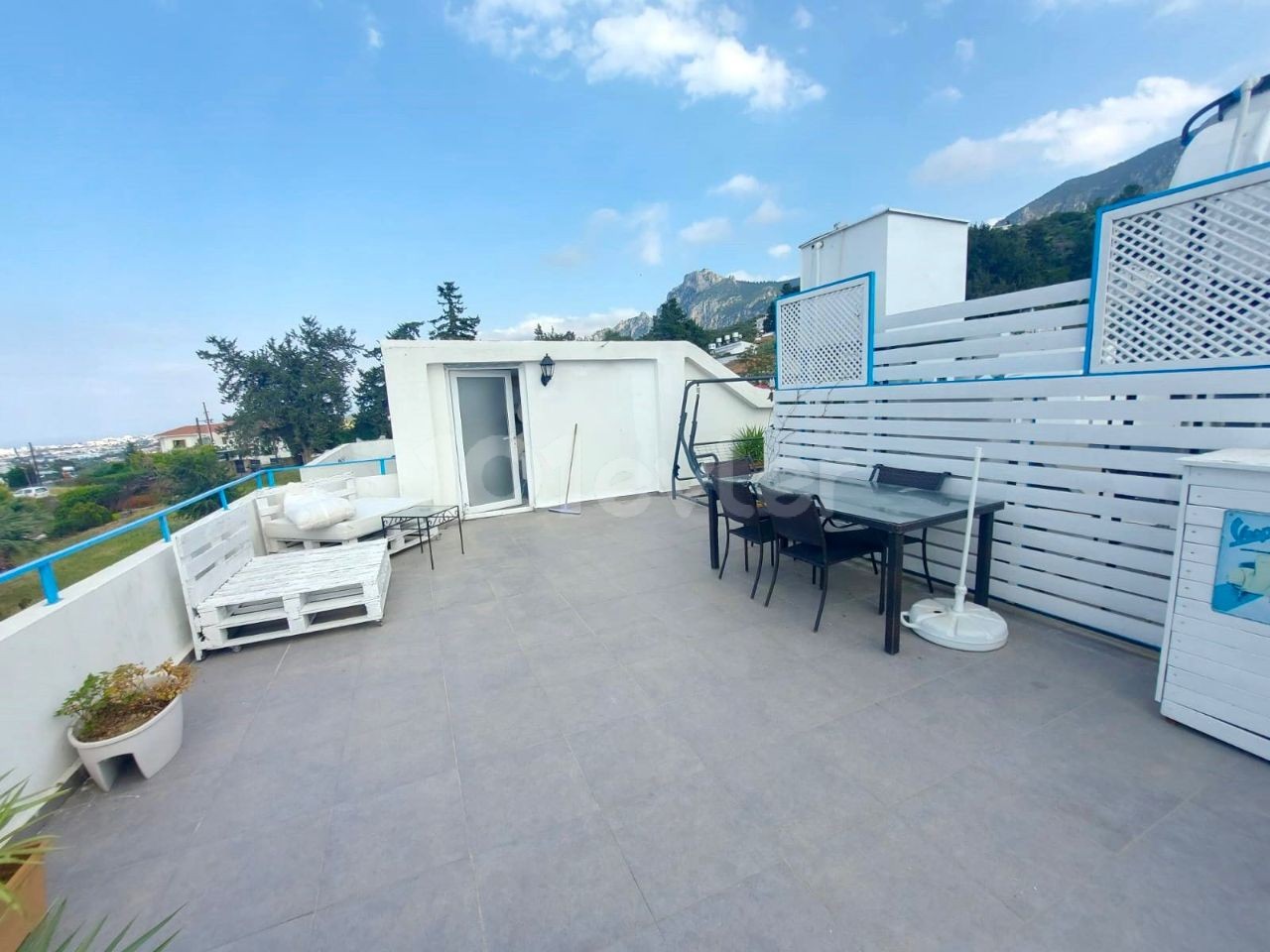 2+1 Luxus-Wohnung zum Verkauf in Edremit mit Pool und Dachterrasse in einer gepflegten Anlage mit Dachterrasse und toller Aussicht. . 