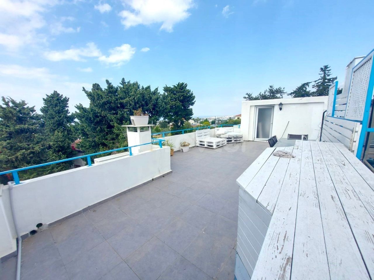 2+1 Luxury Apartment for Sale in Edremit with Roof Terrace and Great Views in a Well-Kept Complex with Pool. . 