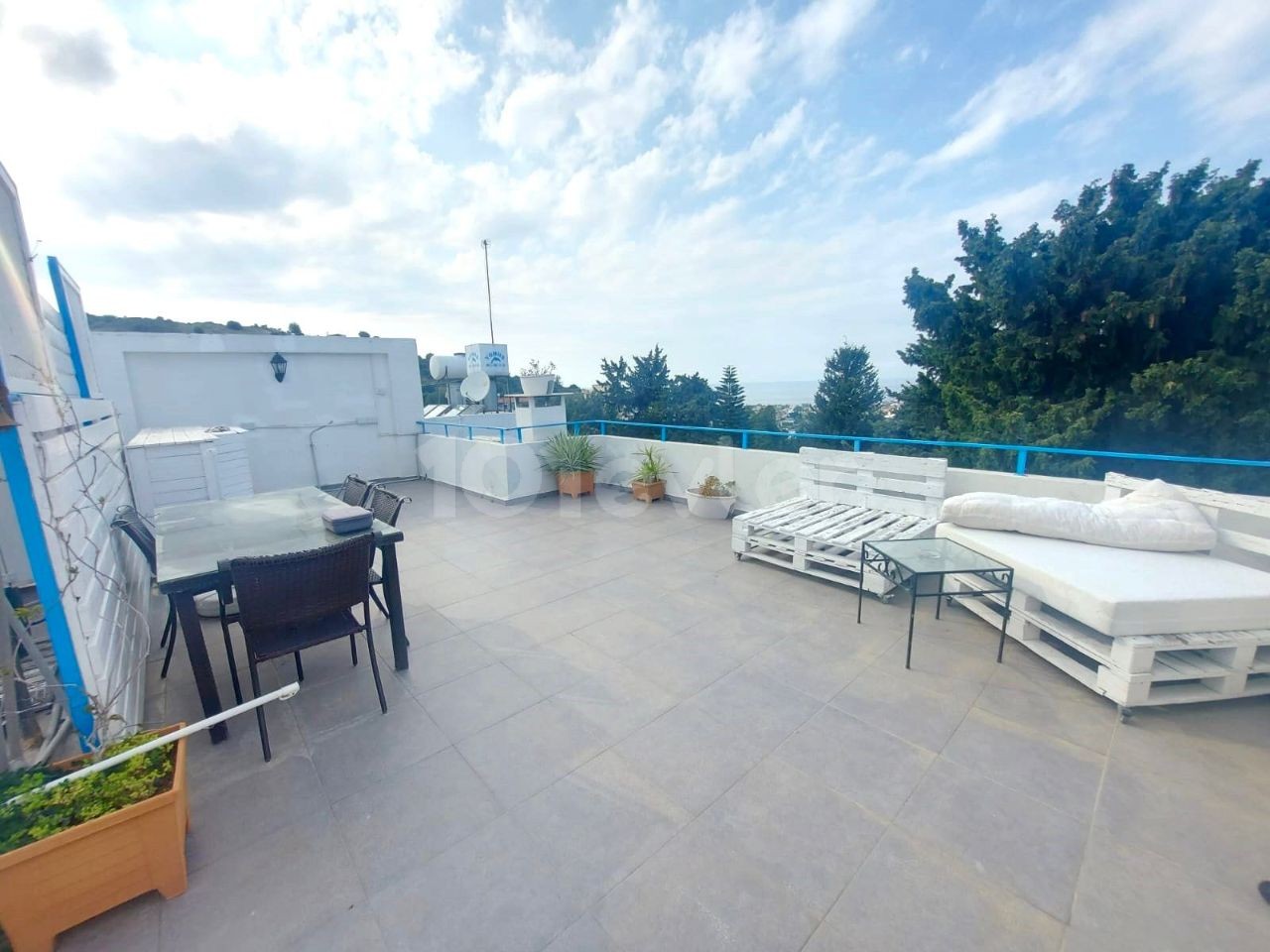 2+1 Luxury Apartment for Sale in Edremit with Roof Terrace and Great Views in a Well-Kept Complex with Pool. . 