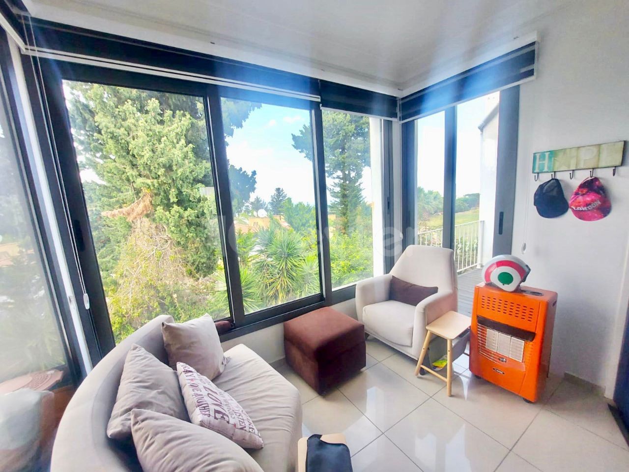 2+1 Luxury Apartment for Sale in Edremit with Roof Terrace and Great Views in a Well-Kept Complex with Pool. . 