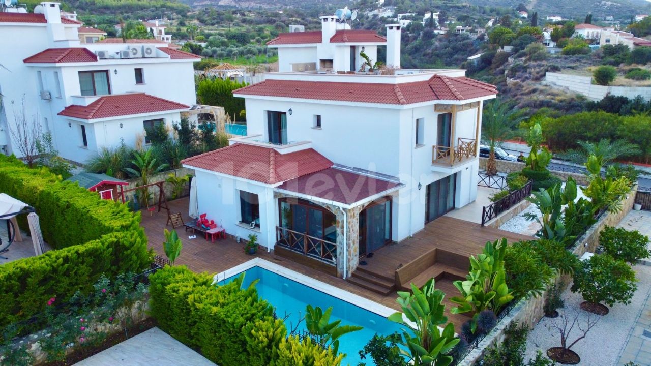 Möblierte 4+1 Luxusvilla zum Verkauf in Bellapais, einer der speziellsten Regionen von Kyrenia, Zypern!