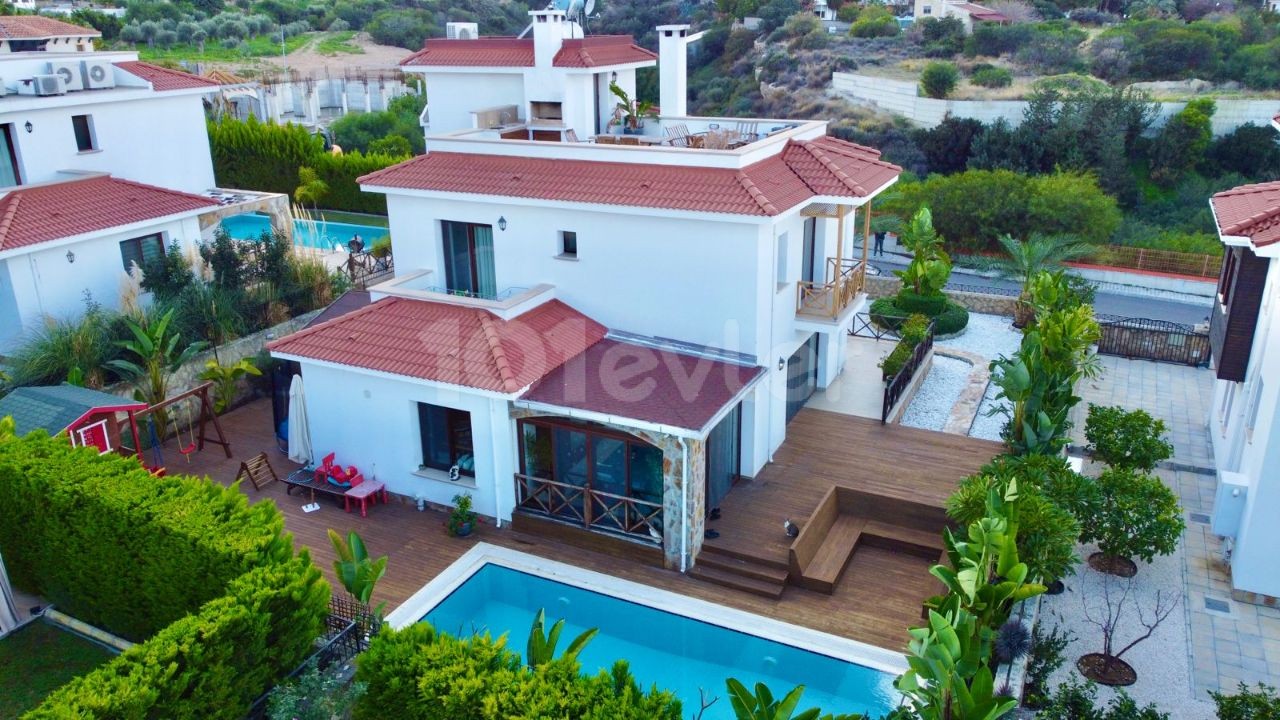 Möblierte 4+1 Luxusvilla zum Verkauf in Bellapais, einer der speziellsten Regionen von Kyrenia, Zypern!