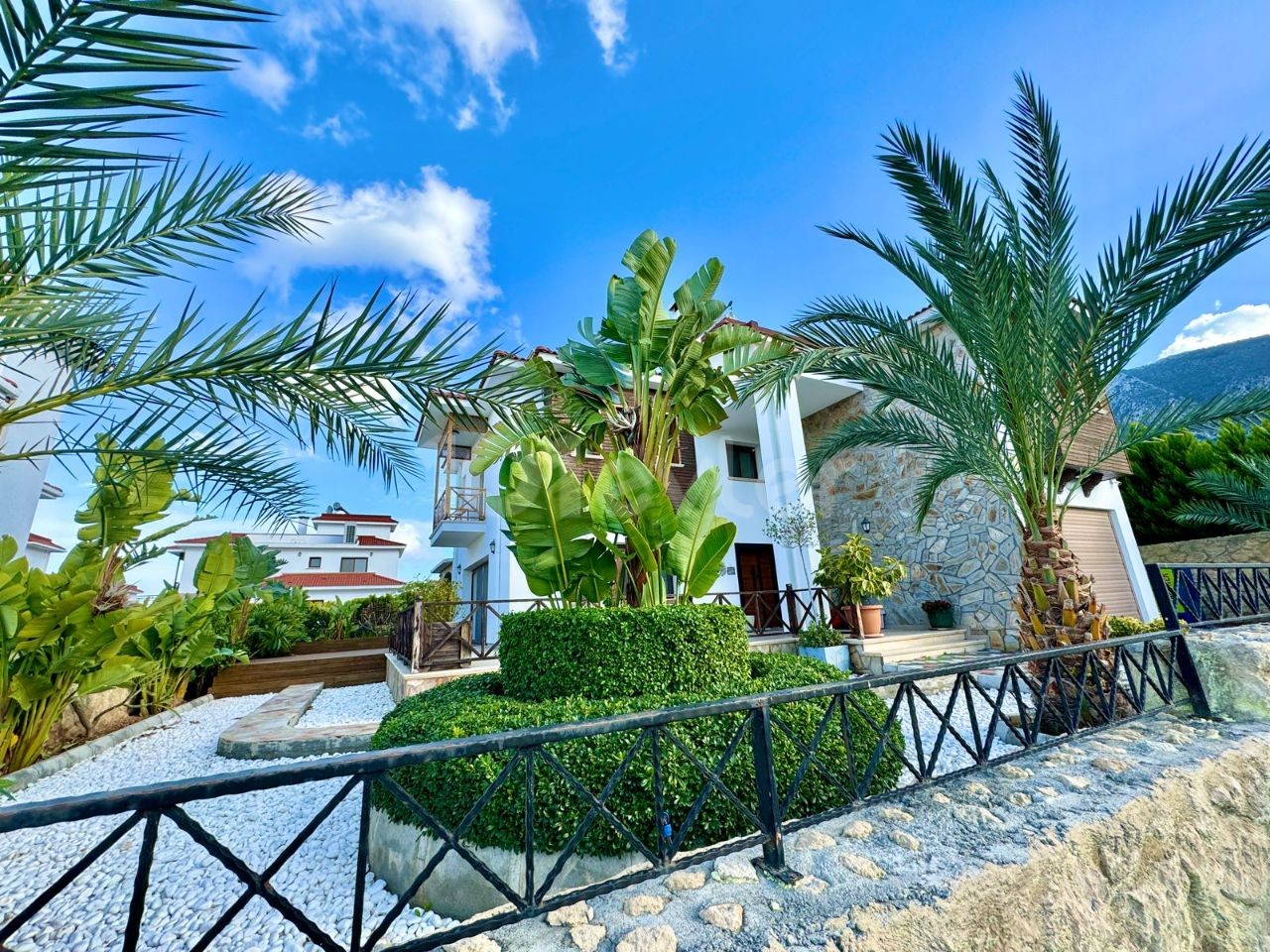 Möblierte 4+1 Luxusvilla zum Verkauf in Bellapais, einer der speziellsten Regionen von Kyrenia, Zypern!