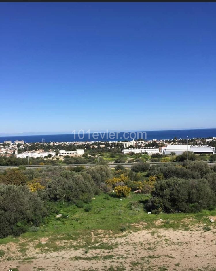 Großes Grundstück Zum Verkauf Mit Blick Auf Die Stadt Kyrenia ** 