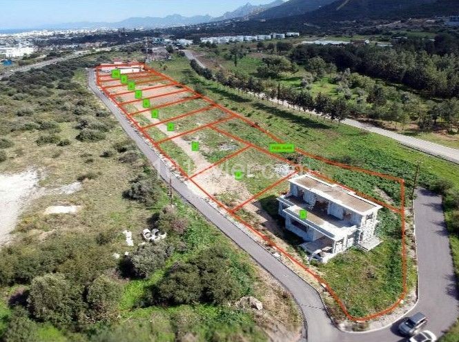 Großes Grundstück Zum Verkauf Mit Blick Auf Die Stadt Kyrenia ** 