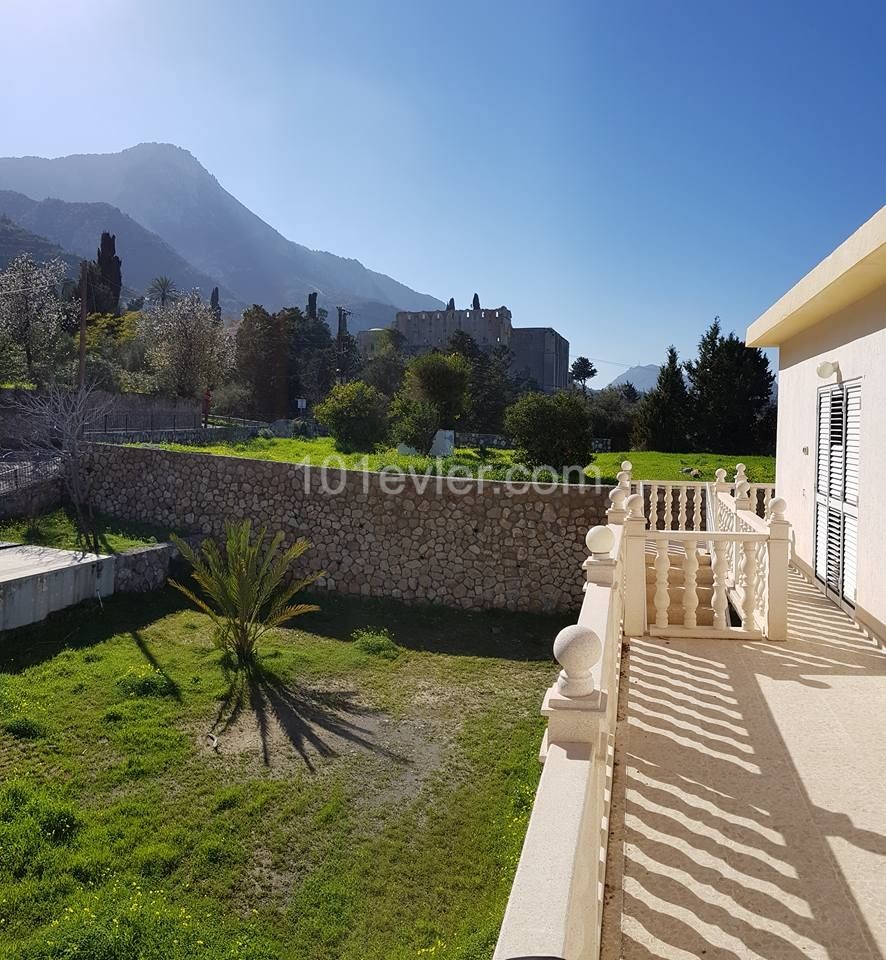 villa zum Verkauf in bellapaista mit Blick auf das Meer und das Kloster in fantastischer Lage ** 