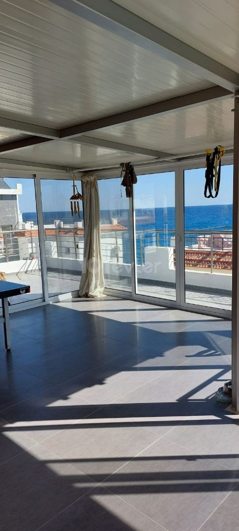 3 + 1 Penthouse zum Verkauf mit 100m2 Terrasse mit vollem Meerblick am Strand in Lapta ** 