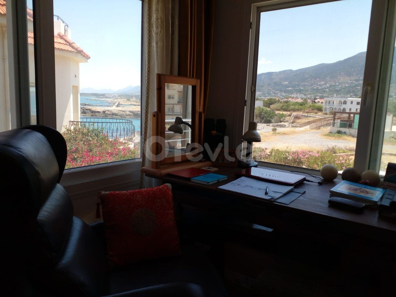 Lapta'da denize sıfır sitede full deniz manzaralı, 100m2 terasa sahip SATILIK 3+1 Penthouse