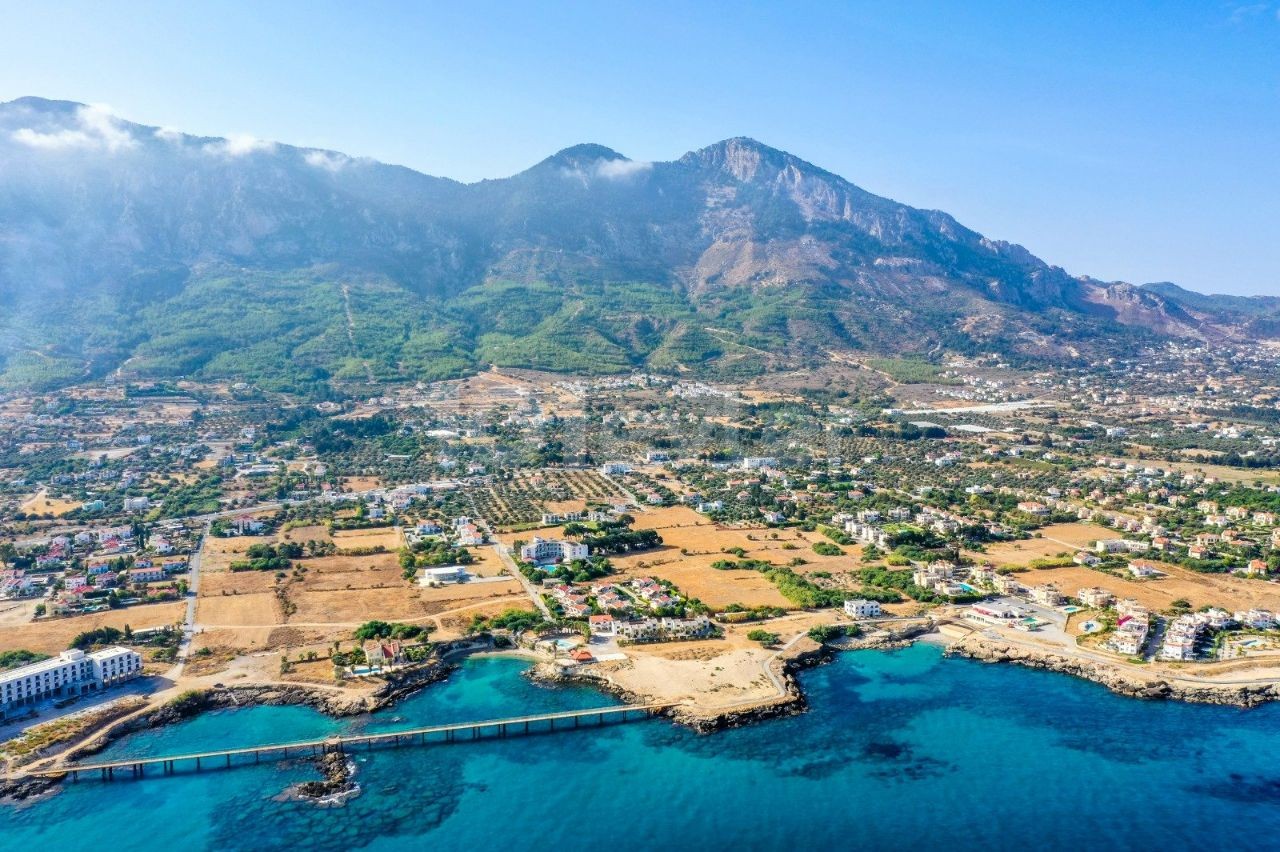 IMMOBILIEN ZUM VERKAUF IN KYRENIA LAPTA AM MEER ** 