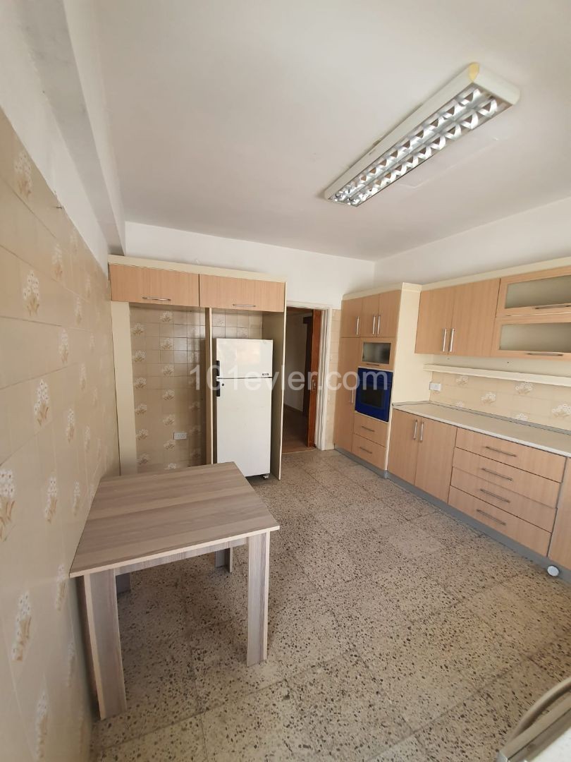 Lefkoşa Yenikent Bölgesinde kiralık 140m2 çok iyi durumda daire