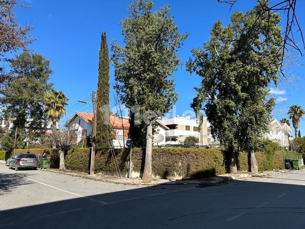 Villa zum Verkauf in Nikosia 4+2 auf zwei Grundstücken