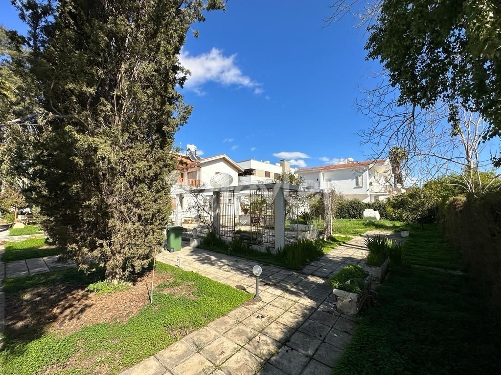 Villa zum Verkauf in Nikosia 4+2 auf zwei Grundstücken