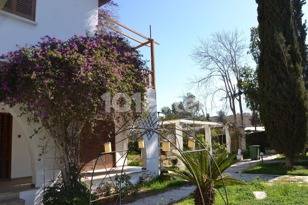 Villa zum Verkauf in Nikosia 4+2 auf zwei Grundstücken