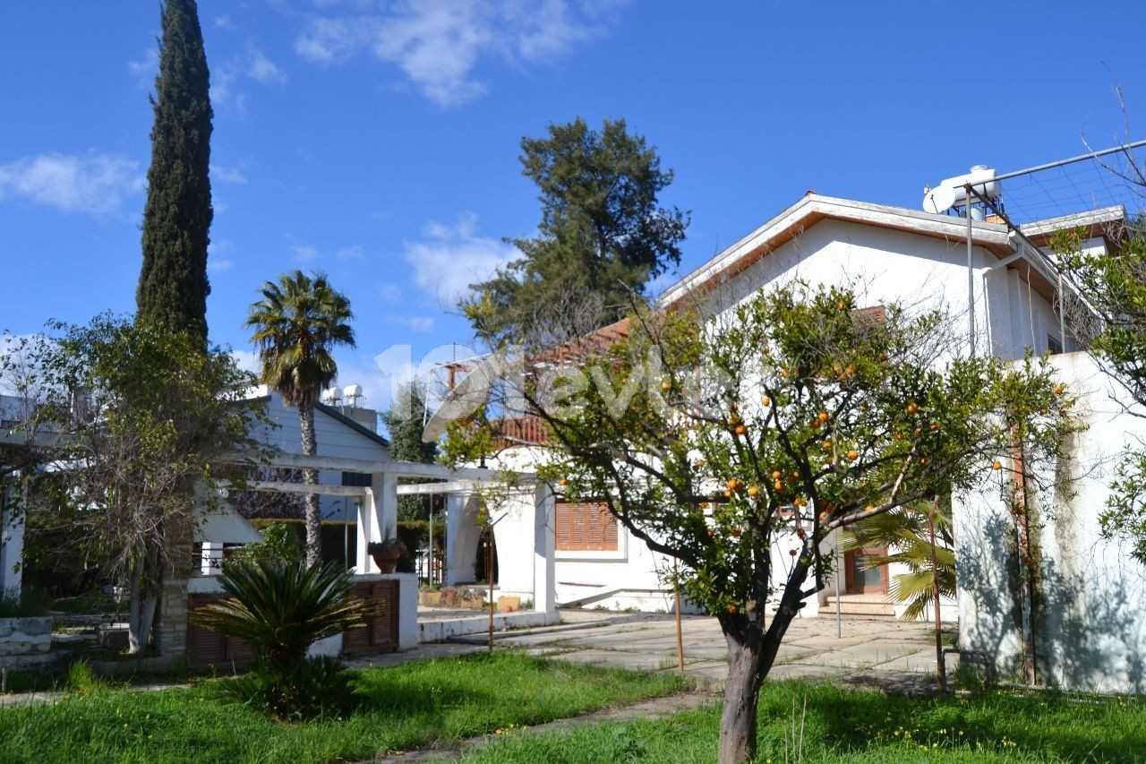 Villa zum Verkauf in Nikosia 4+2 auf zwei Grundstücken