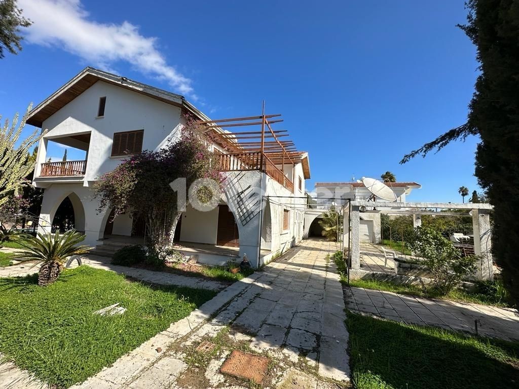 Villa zum Verkauf in Nikosia 4+2 auf zwei Grundstücken