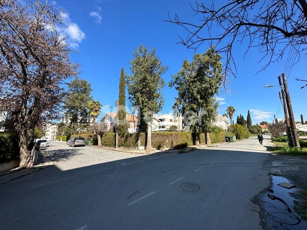 Villa zum Verkauf in Nikosia 4+2 auf zwei Grundstücken