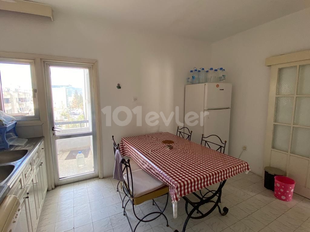 Lefkoşa Köşklüçiftlik bölgesi Muhteşem Lokasyon kiralık 3+1 büyük daire