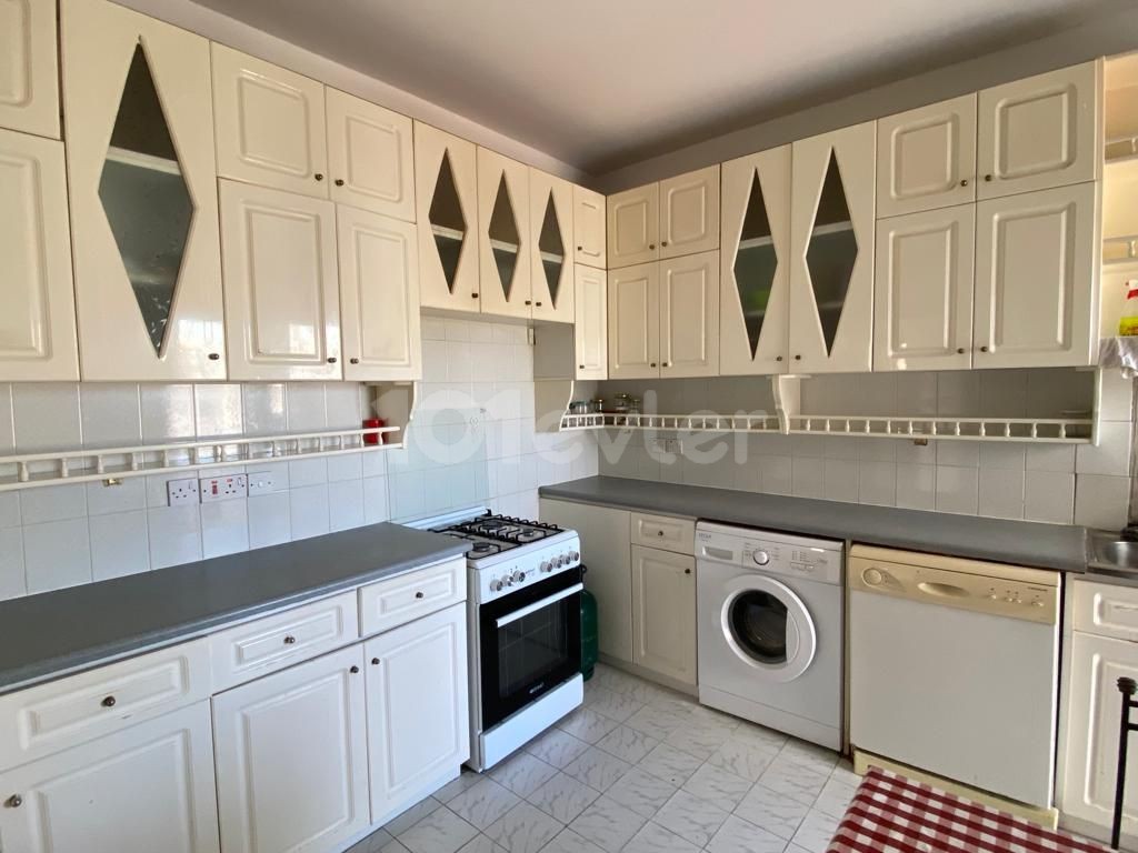 Lefkoşa Köşklüçiftlik bölgesi Muhteşem Lokasyon kiralık 3+1 büyük daire