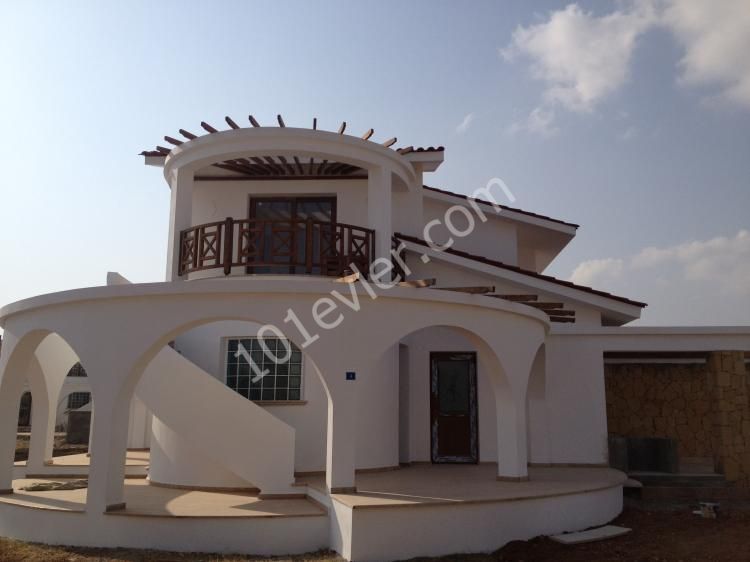 SEA VIEW 4 BEDROOM VILLA WITH PRIVATE SWIMMING POOL AND LARGE GARDEN TITLE DEEDS READY 