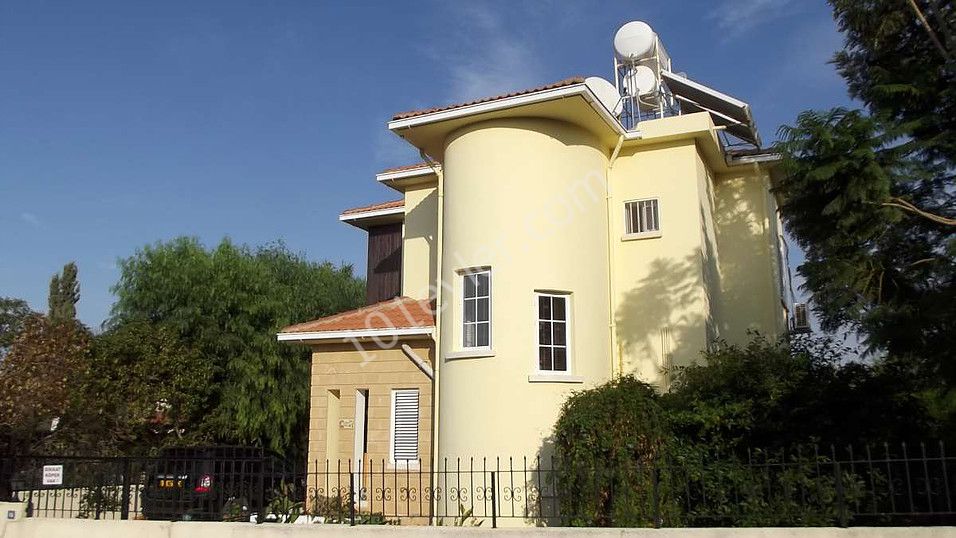 Вилла Продается in Karşıyaka, Кирения