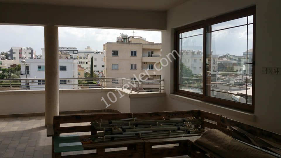 Küçük Kaymaklı'da 1+1 Kiralık Geniş Penthouse