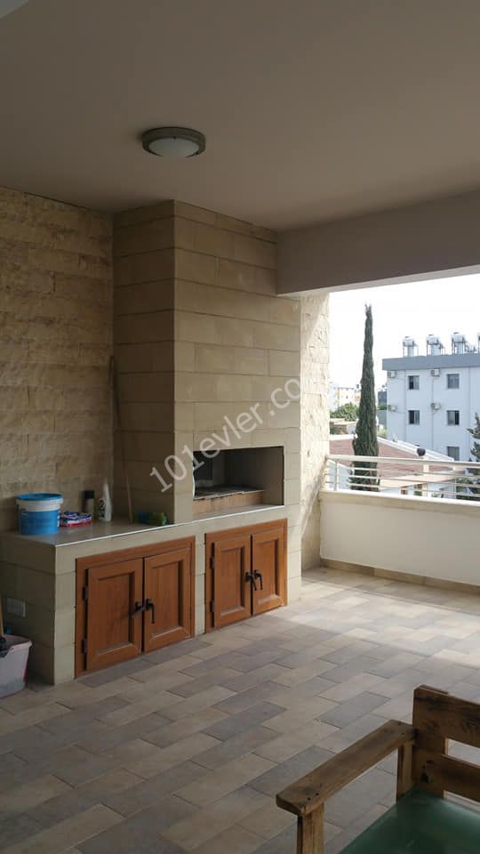 Küçük Kaymaklı'da 1+1 Kiralık Geniş Penthouse