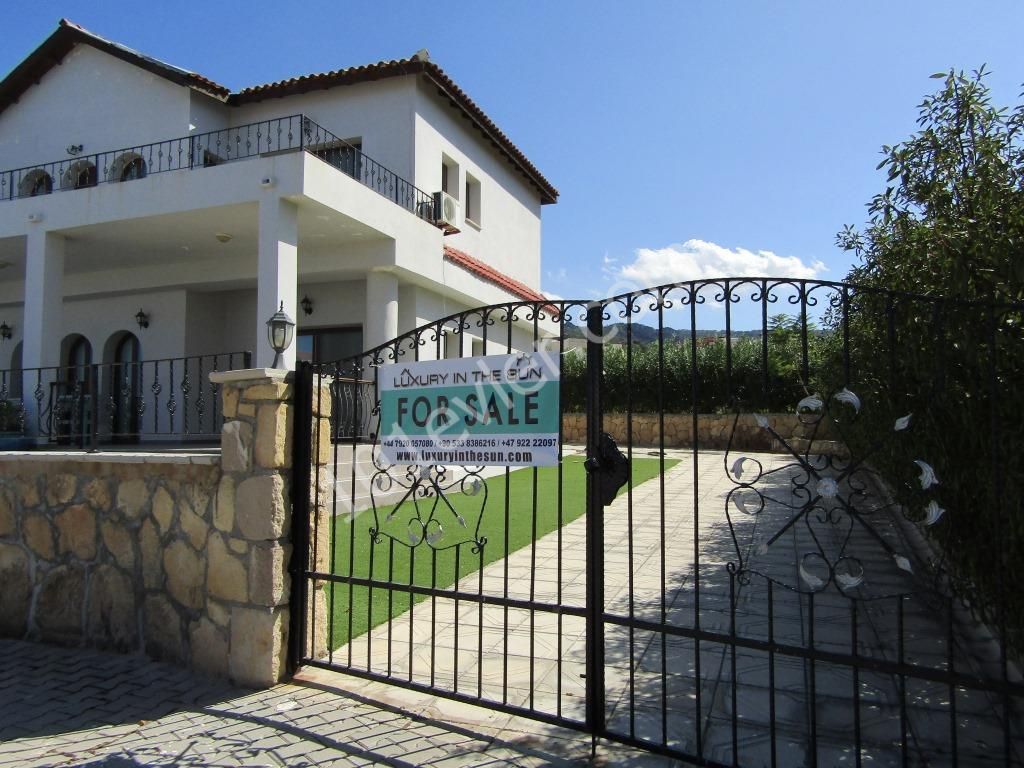 4 yatak odalı deniz manzaralı villa