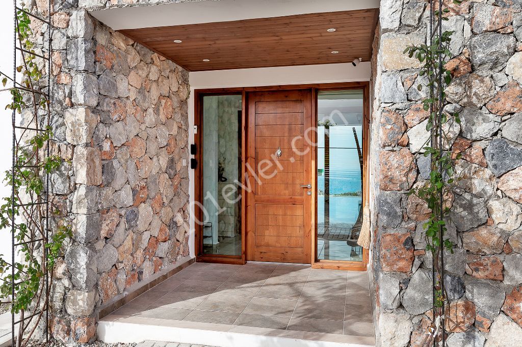 Stone Feature 3 Bed Villa With T-Shaped Pool Only 150m From The Sea   