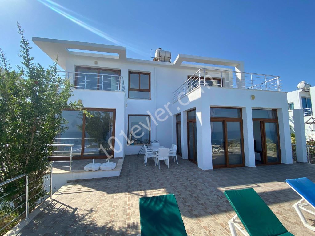 3 Bed Frontline Villa With Exceptional Views 