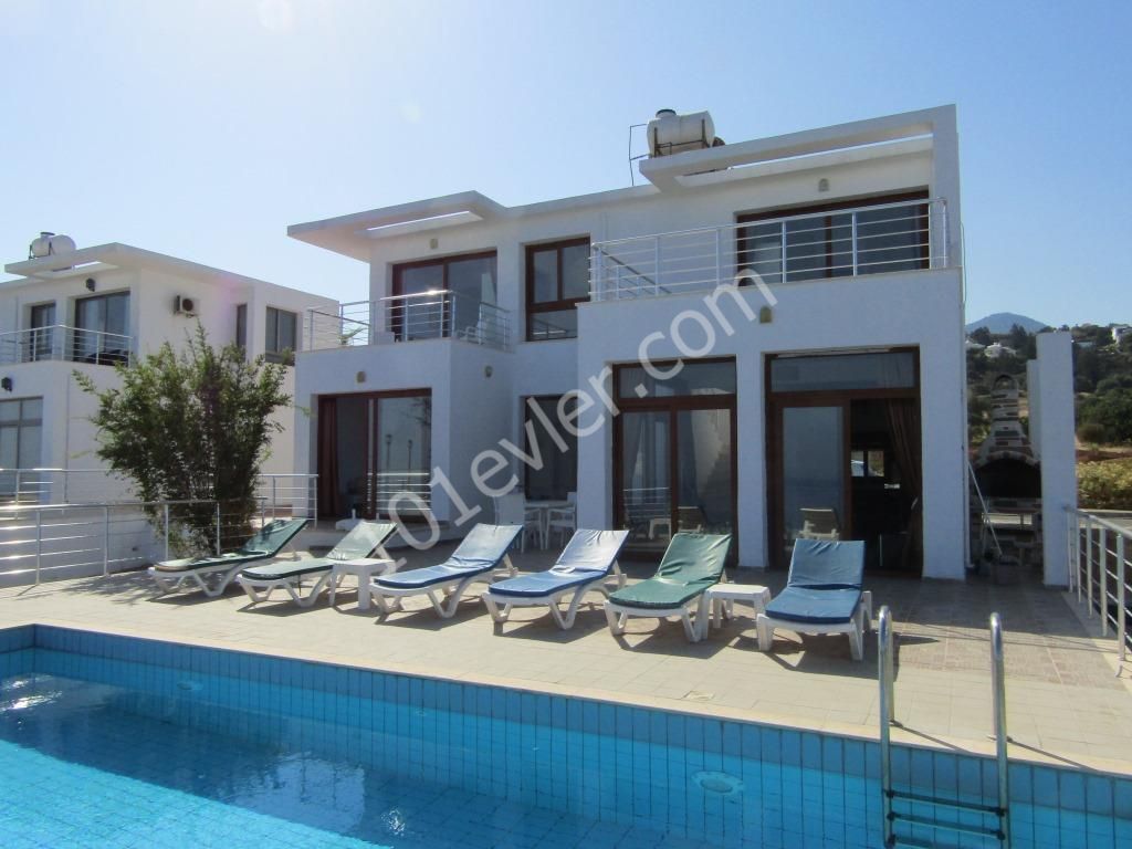 3 Bed Frontline Villa With Exceptional Views 