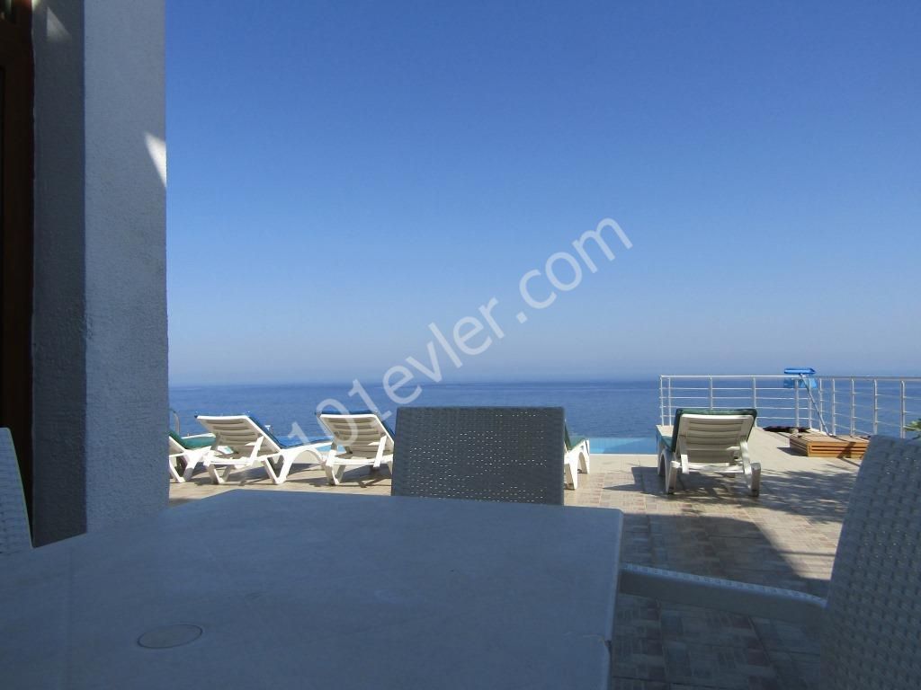 3 Bed Frontline Villa With Exceptional Views 