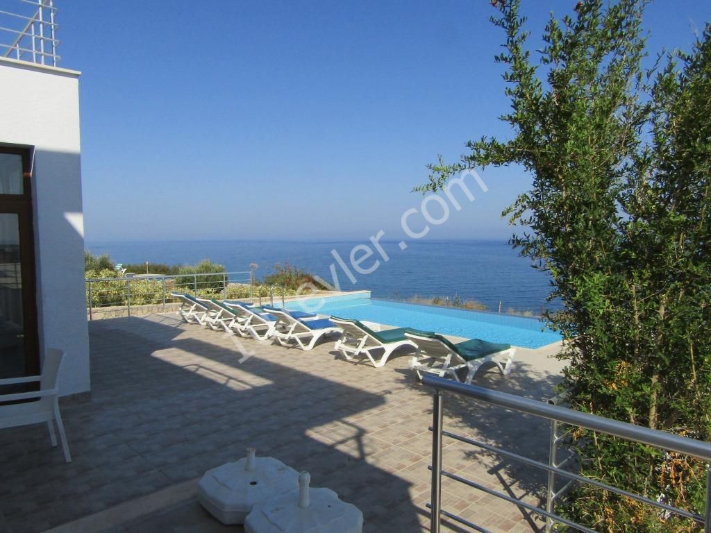 3 Bed Frontline Villa With Exceptional Views 