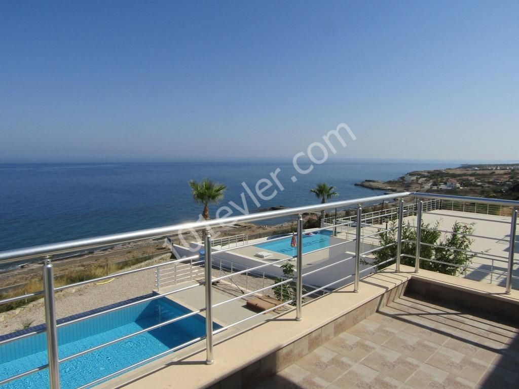 3 Bed Frontline Villa With Exceptional Views 