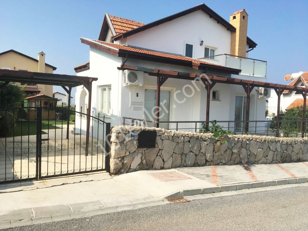 4 Bedroom Villa in Seafront location