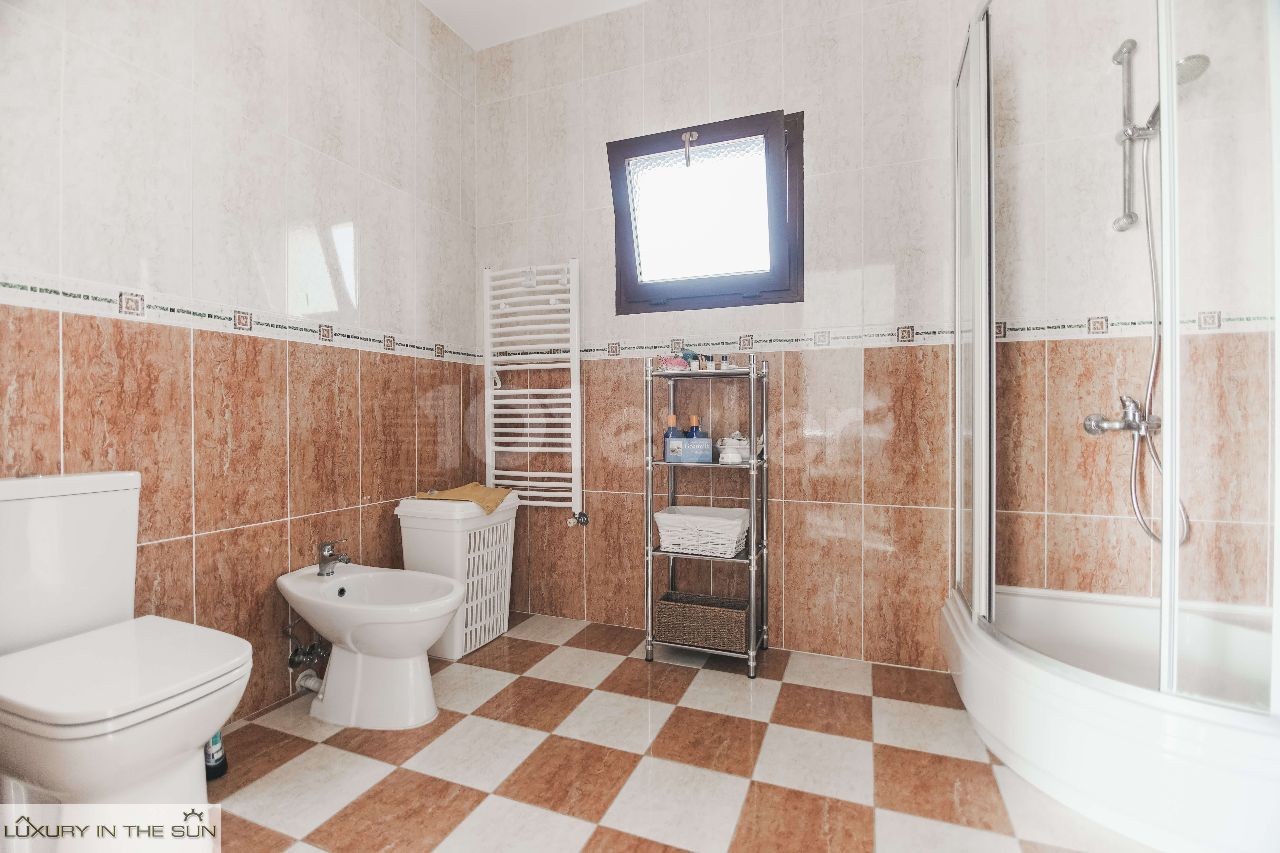 Seçkin Bir Butik Sitede 12x6 Özel Havuzlu Lüks Deniz ve Dağ Manzaralı 3 Yatak Odalı Villa ** 