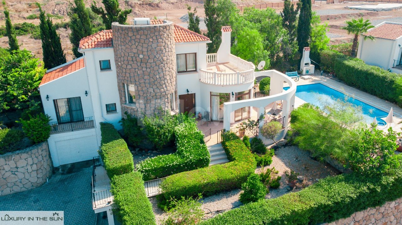 Schlüsselfertige Villa mit 3 Schlafzimmern und Meerblick und privatem Pool