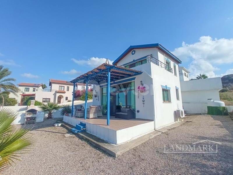 Villa mit 3 Schlafzimmern und wunderschönem Meerblick + teilweise möbliert + 2 Gemeinschaftspools + fußläufig zum Strand